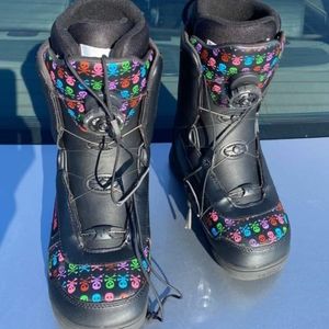 Women's snowboarding boots